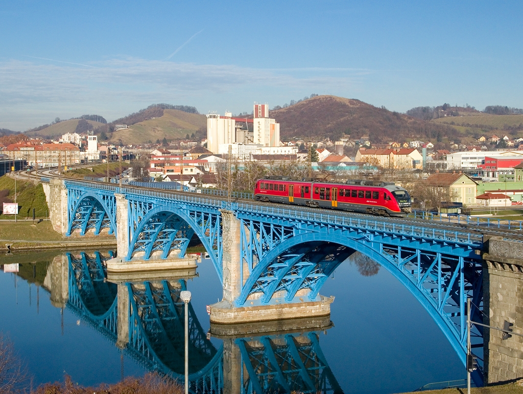 Am 22. Dezember 2015 ist 312 009/010 als LP 3403 (Maribor - Zidani Most) auf der Draubrücke von Maribor unterwegs.