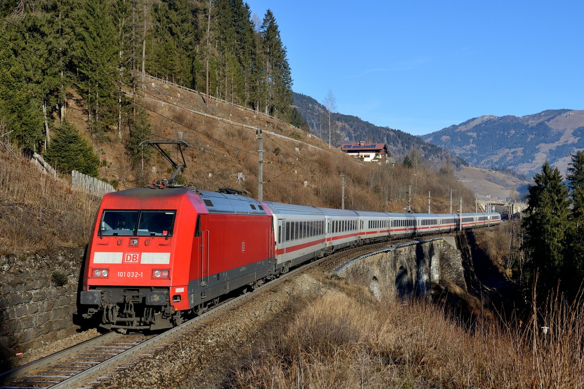 Am 22. Dezember 2016 war ein wolkenloser klarer Tag im Gasteinertal, der zum Fotografieren einlud. Allerdings war der Verkehr feiertagsbedingt auf der Tauernbahn schon so ruhig, dass ich mich letztlich mit einer Aufnahme vom EC 114 bei Bad Hofgastein begnügen musste. Auf der Pyrkerhöhe entstand das Bild des von 101 032 geschobenen Zuges. Laufweg dieses Fernzuges ist von Klagenfurt nach Dortmund.