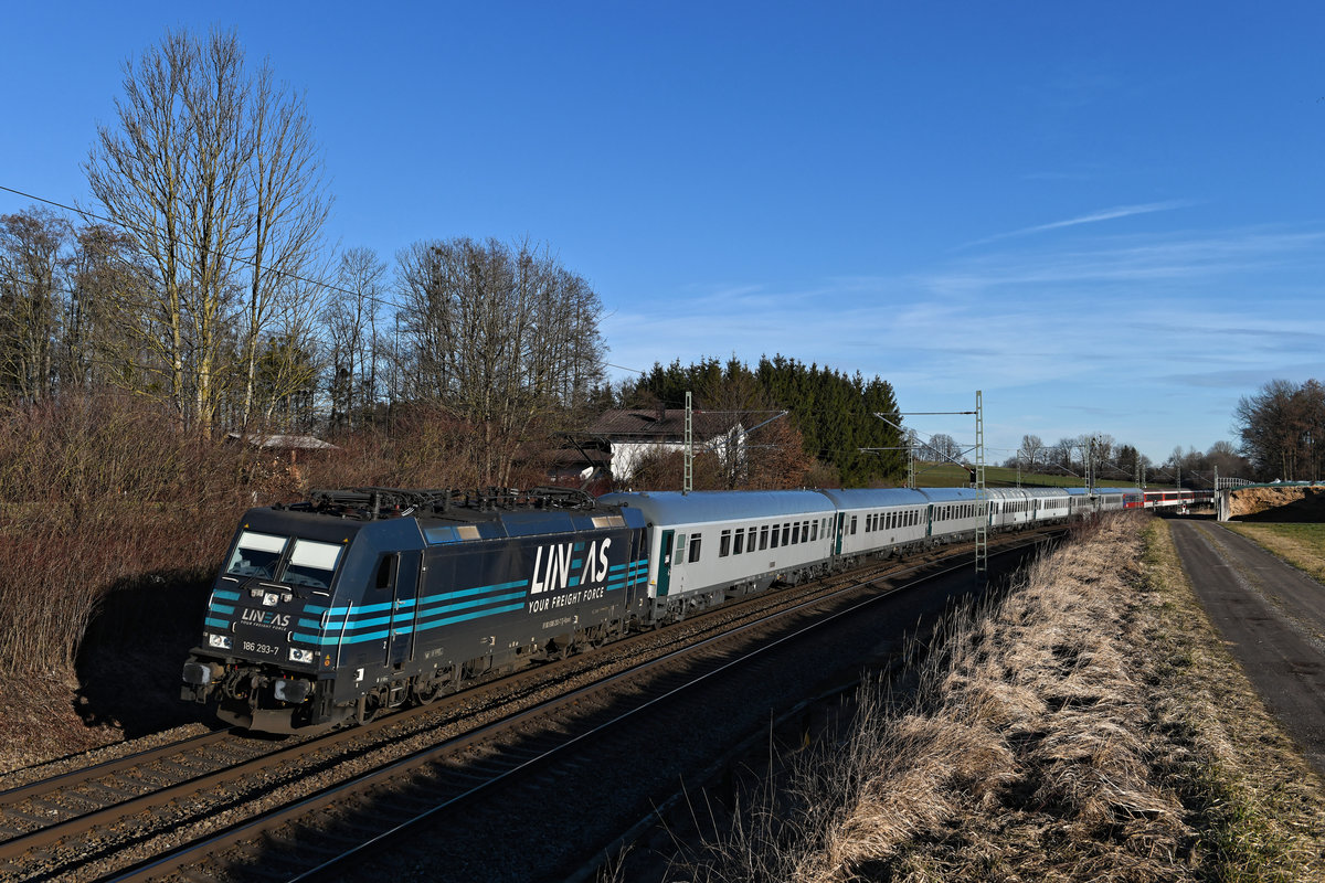 Am 22. Februar 2020 wurde ich bei Vogl vom Alpen-Express 2 überrascht. Der Zug wies eine beträchtliche Verspätung auf und konnte daher bei Tageslicht fotografiert werden. Geführt wurde er über seinen gesamten Laufweg von Den Haag nach Landeck von der an die belgische LINEAS vermieteten 186 293, Interessant war auch die Tatsache, dass der Zugteil ins nördliche Tirol hauptsächlich aus Liegewagen der Deutschen Bundeswehr gebildet wurden. Der hintere Zugteil nach Zell am See bestand hingegen aus Liegewagen des slowakischen Anbieters Wagon Service Travel. Am Zugschluss des DRV 13465 befand sich bereits der Mauerfall Vectron, um Zeit beim Fahrtrichtungswechsel in Wörgl zu sparen. Hätte ich das alles vorher gewußt, dann wären meine Planungen für den Tag anders ausgefallen....