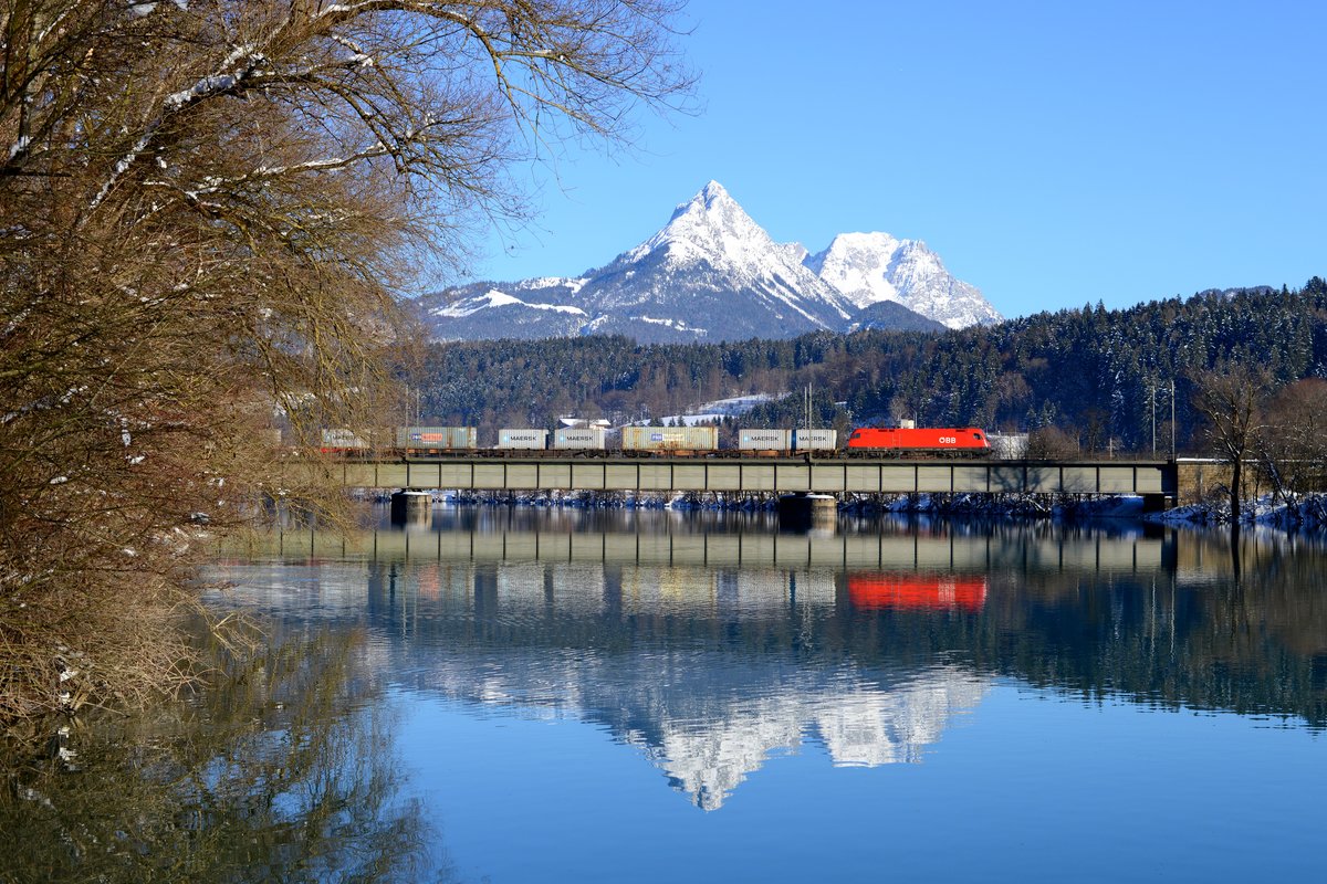 Am 22. Januar 2017 konnte ich den SKGAG 43171 von Maschen Rbf nach Wolfurt am Innufer bei Langkampfen fotografieren. Es führte die 1116.100. Im Hintergrund das imposante Kaisergebirge mit der Pyramidenspitze.