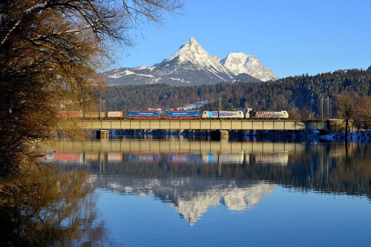 Am 22. Januar 2017 konnte ich bei Langkampfen vor dem eindrucksvollen Hintergrund mit der Pyramidenspitze und dem Kaisergebirge auch ein fotogenes Lokomotion-Tandem - bestehend aus 186 444 und 287 - vor dem TEC 43129 nach Verona Q.E. fotografieren.