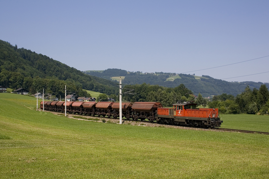 Am 22. Juli 2010 ist 1063 002 mit einem Güterzug bei Altmünster am Traunsee in Richtung Ebensee unterwegs. 