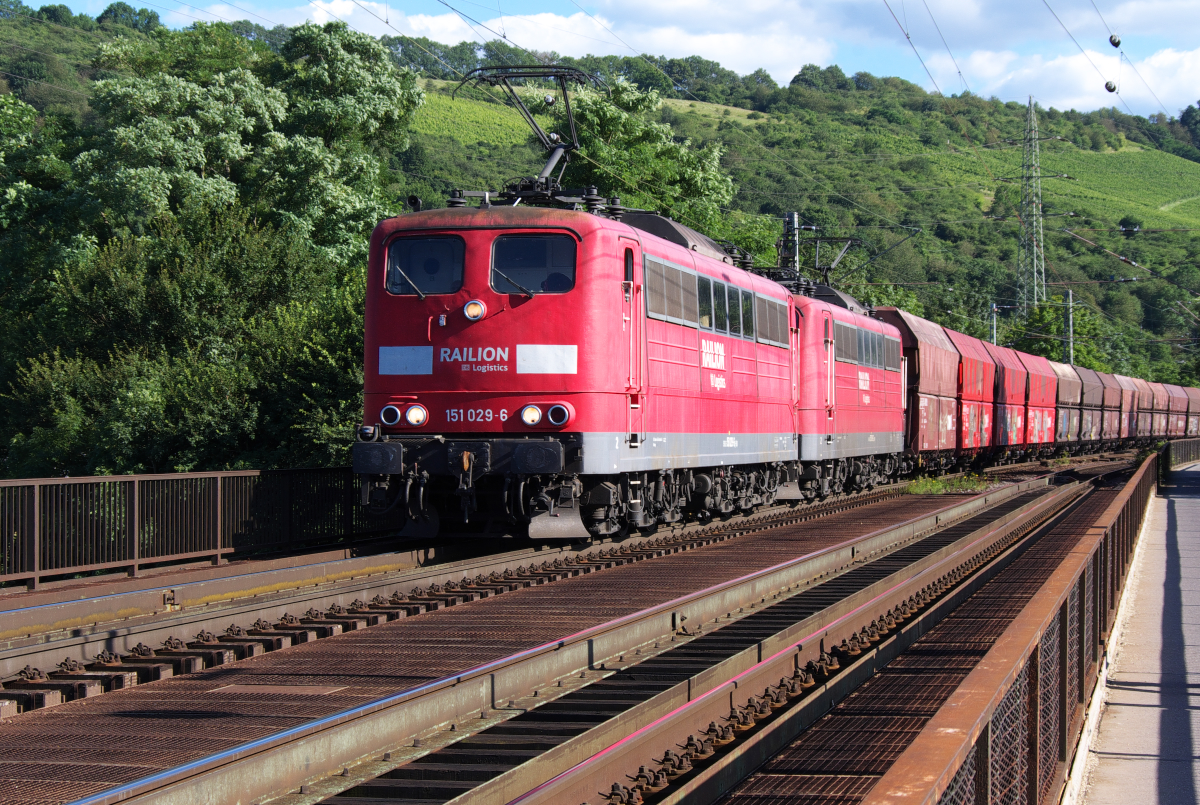Am 22. Juli 2012 donnern 151 029 und 151 088 mit ihrem leeren Erzzug aus Dillingen über die Moselbrücke in Pfalzel bei Trier. Bahnstrecke 3010 Koblenz - Perl Grenze.