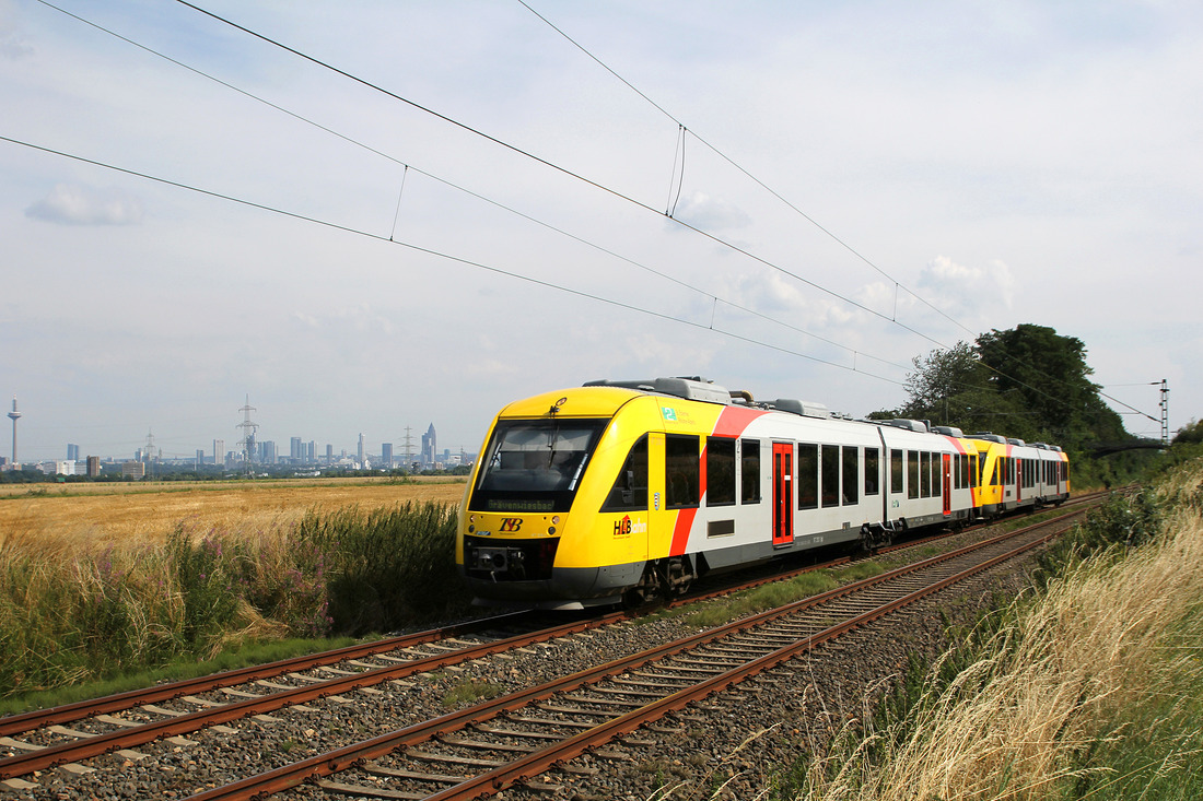 Am 22. Juli 2014 konnte ich südlich der Station Oberursel-Weißkirchen/Steinbach diese HLB-LINTe ablichten.
Die Fahrzeuge (Nummern unbekannt) waren als SE 15 von Frankfurt (Main) Hbf nach Grävenwiesbach unterwegs.
