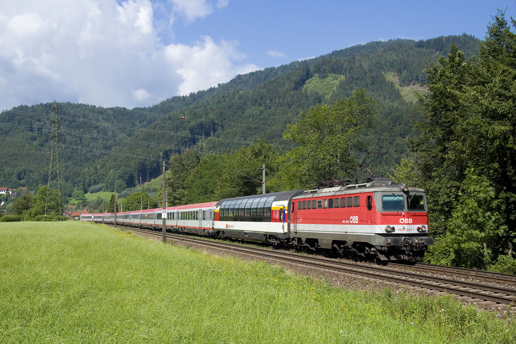 Am 22. Juli 2016 ist 1142 593 mit EC 164  Transalpin  (Graz Hbf - Zürich HB)unterwegs und passiert soeben die nördlich von Frohnleiten gelegene Ortschaft Peugen. 
