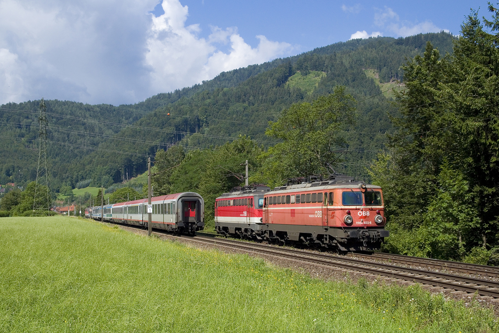 Am 22. Juli 2016 war die 1142 623 gemeinsam mit 1142 554 als Lokzug in Richtung Bruck/Mur unterwegs, während der ebenfalls mit einer 1142 bespannte EC 151  Emona  in Richtung Ljubljana unterwegs war. Das Bild entstand in Peugen. 