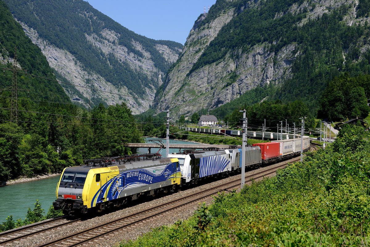 Am 22. Juni 2014 verkehrte der  ekol  KLV Zug TEC 41857 mit einer attraktiven Dreifachbespannung, bestehend aus 189 912, 185 663 und einer Railpool 186. Aufgenommen wurde der gut ausgelastete Zug im Salzachtal am Pass Lueg.
