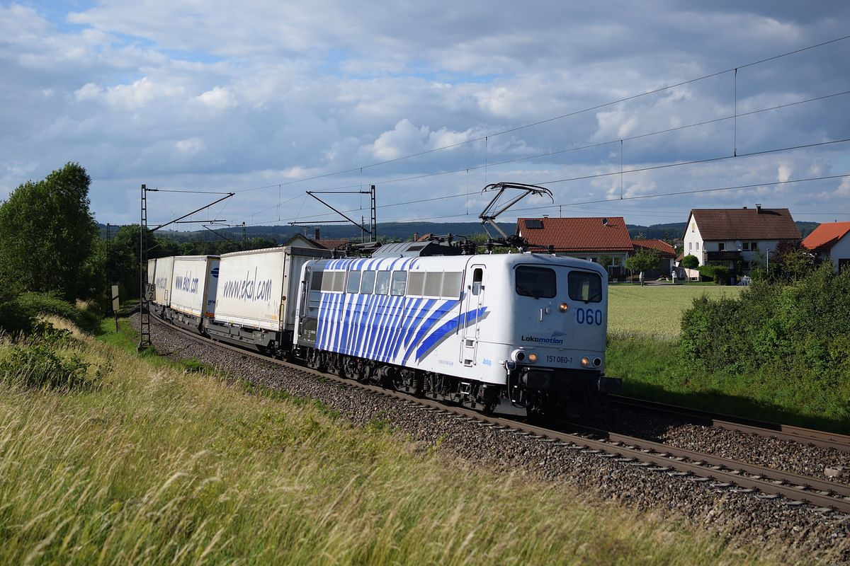 Am 22. Juni 2018 bespannt 151 060 von Lokomotion einen mit ekol-Sattelaufliegern beladenen Zug bei Westerstetten.