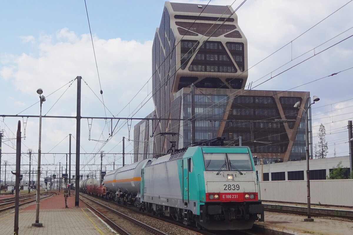 Am 22 Mai 2019 durchfahrt 2839 mit ein PKW-Zug Hasselt. Ab 2022 sind alle bei Alpha Trains gemietete TRAXXen von die Lineas-Ranger verschwunden.