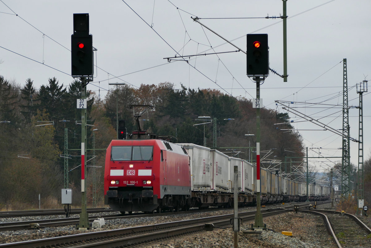 Am 22. November 2018 fährt Lok 152 106 mit der  Rollenden Landstraße  durch den Bahnhof Hochstadt-Marktzeuln in Richtung Saalfeld. Fotografiert vom Ende des Inselbahnsteigs.