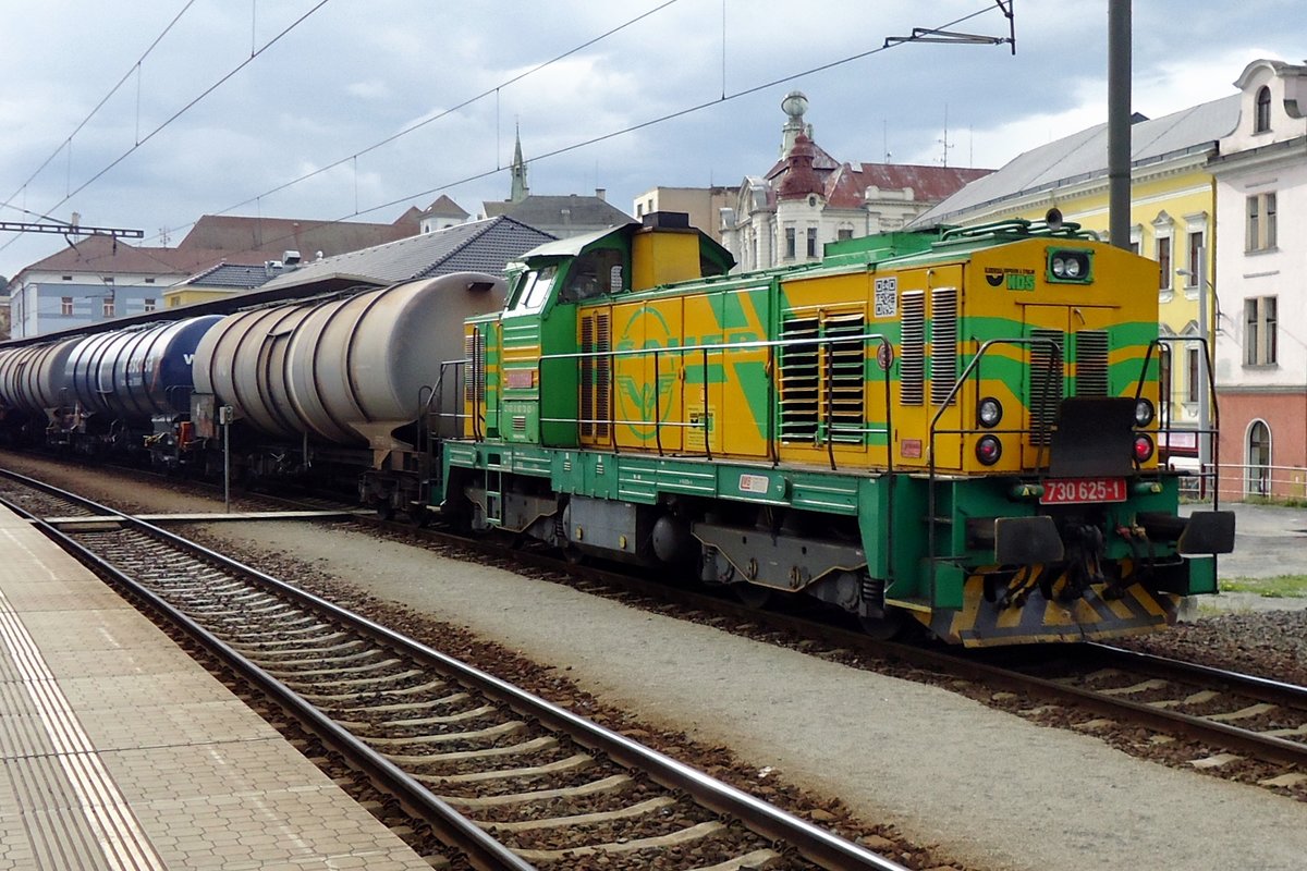 Am 22 September 2014 schiebt 730 625 ein Kesselwagenzug durch Usti nad Labem.