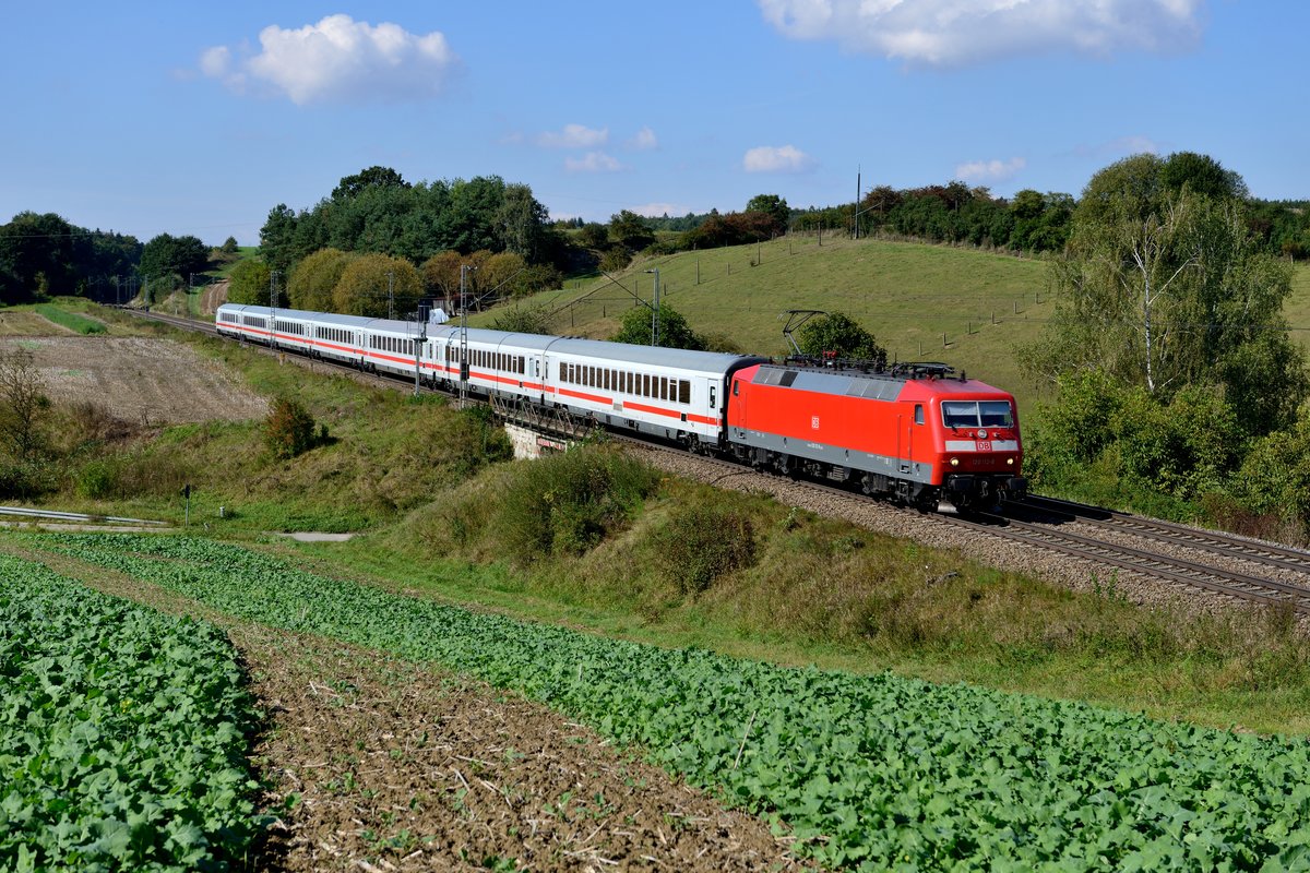 Am 22. September 2016 überraschte mich LPF 77877 - geführt von der blitzsauberen 120 112 - bei Fahlenbach. Lokbespannter Fernverkehr findet normalerweise auf der KBS 900 nicht mehr statt.