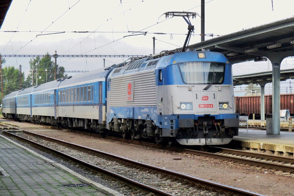 Am 22 September 2017 treft 380 015 mit der EC Metropolitan in Sturovo ein.
