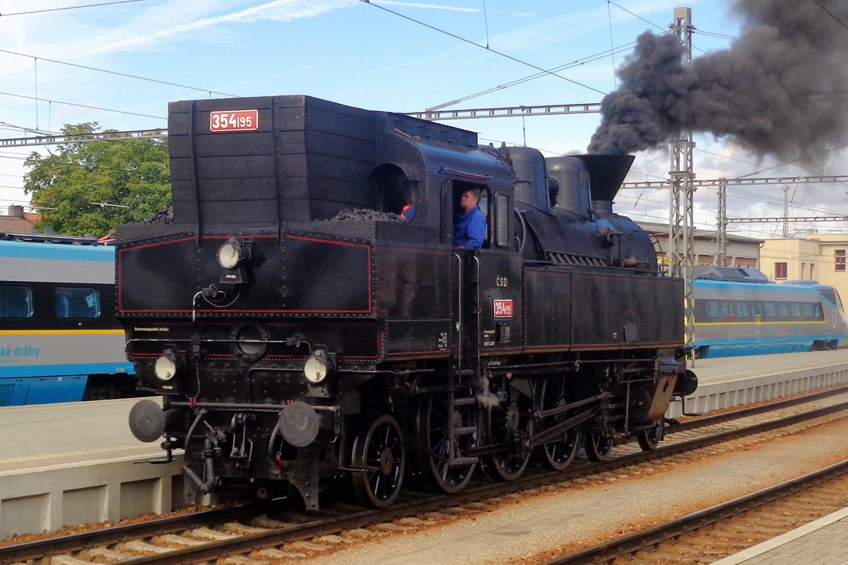 Am 22 September 2018, der Tag der Eisenbahn, lauft 354 195 um in Ceske Budejovice. Leider war der Bahnsteig viel zu kurz abgesperrt, so dass kein richtiges Bild von der Sonderzug, die von 354 195 gezogen wurde, gemacht konnte werden. 