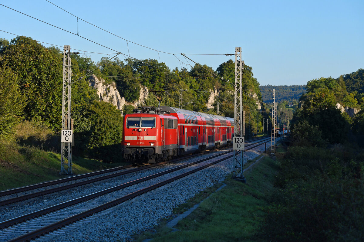 Am 22. September 2022 war die RB 59160 nach Treuchtlingen außerplanmäßig statt aus einem Triebzug der Baureihe 445 aus einer Garnitur Doppelstockwagen gebildet. Die 111 100 war als Zuglok eingeteilt. Leider war die Sonne schon fast verschwunden, als der Zug mit leichter Verspätung aus Dolnstein ausfuhr.