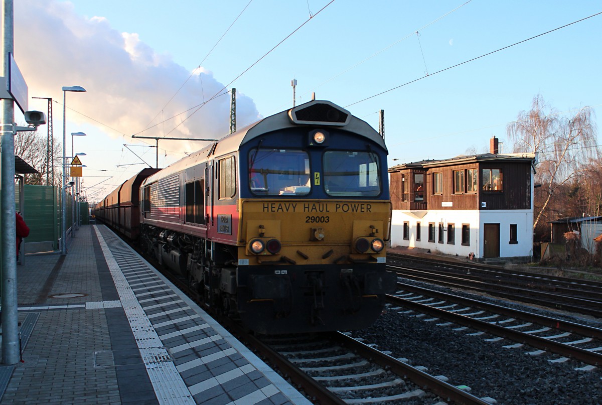 Am 22.02.2014 fährt die Class 66, 29003 von  der Heavy Haul Power, mit dem Kohlependel durch Böhlen (b.Leipzig). Im Hintergrund dampft das Kraftwerk Lippendorf.
