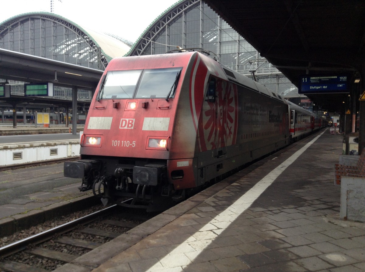 Am 22.02.2015 wartet die Werbelok  Eintracht Frankfurt  im Frankfurter Hbf mit dem IC 2293 zur fahrt nach Stuttgart auf ihre ausfahrt.