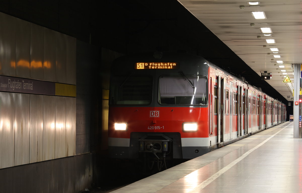 Am 22.02.2021 standen ET 420 415 und ein weiterer ET 420 als S-Bahn nach Langenfeld(Rheinland) im Bahnhof Düsseldorf Flughafen Terminal. 
