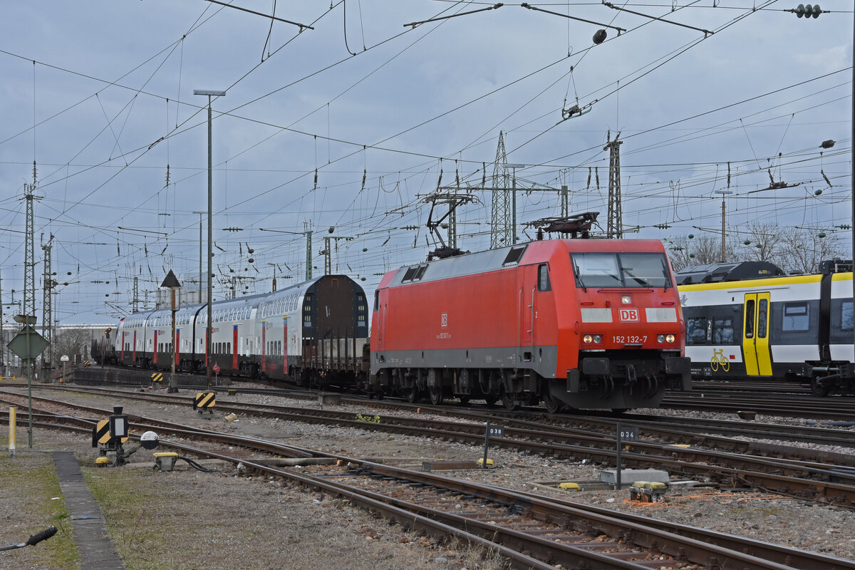 Am 22.02.2022 bringt die DB Lok 152 132-7 ein End- und drei Mittelwagen (A, B, A, Bt) eines Bombardier Twindexx in die Schweiz.