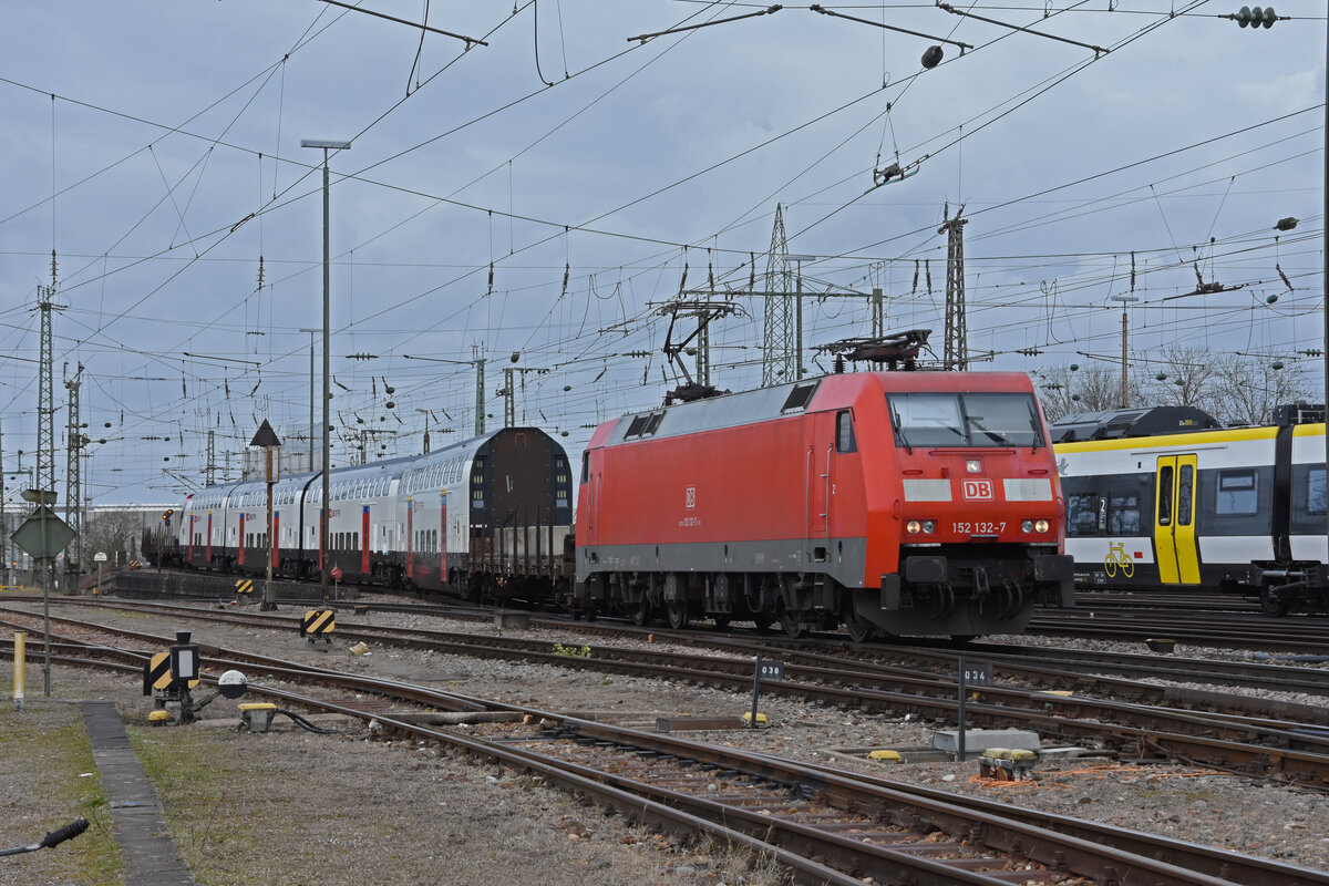 Am 22.02.2022 bringt die DB Lok 152 132-7 ein End- und drei Mittelwagen (A, B, A, Bt) eines Bombardier Twindexx in die Schweiz.