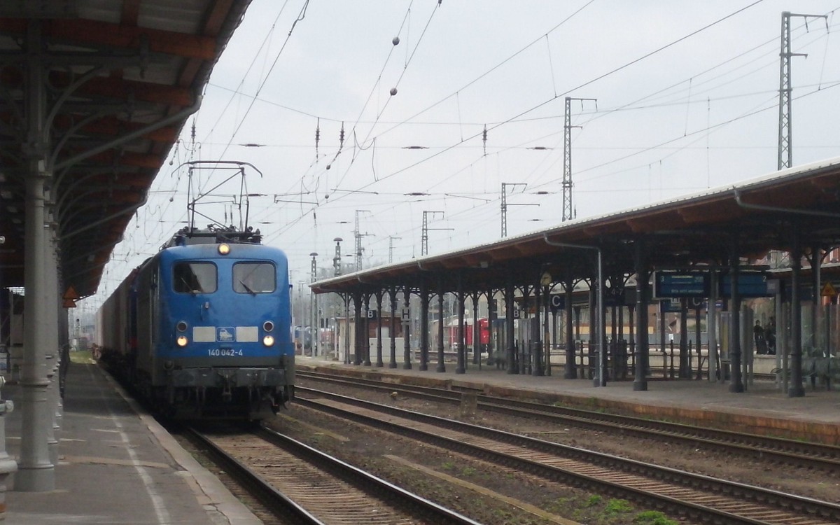 Am 22.03.2014 kam 140 042 mit 745 502 und einem Containerzug durch Stendal und fuhr weiter in Richtung Magdeburg.