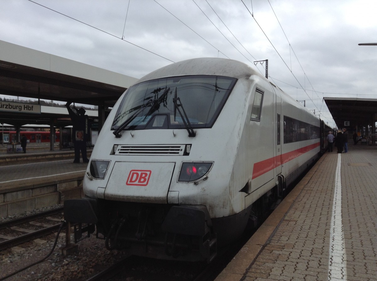 Am 22.03.2015 wurden die ICEs der Linie 28 (München - Berlin) über Würzburg und Erfurt umgeleitet und deswegen ist in Würzburg auch der Exmetropolitan ICE vorbei gekommen.