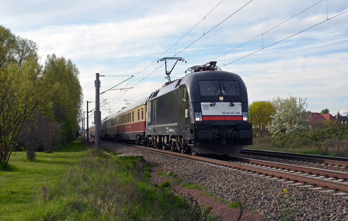 Am 22.04.16 verkehrte ein AKE von Sylt nach Dresden. Auf dem Weg in die Elbmetropole durchfährt er, gezogen von 182 596, Greppin.