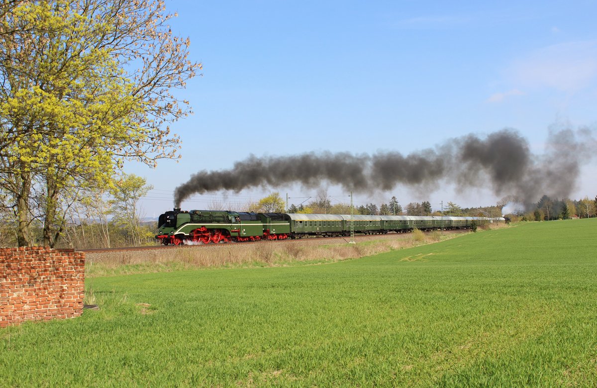 Am 22.04.16 wurde 18 201 und 52 8079 von Wittenberg nach Neuenmarkt-Wirsberg überführt,
denn es finden die Hof – Plauener Dampftage 2016  Mobilität vereint Menschen  vom 21.-24.04.16. statt. Hier zu sehen an der Schöpsdrehe bei Plauen/V.
 