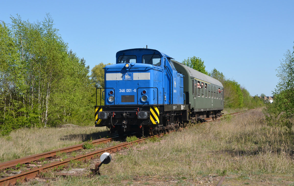 Am 22.04.19 verkehrte 346 001 der Press mit einem Personenwagen auf der ehemaligen Grubenbahn zwischen Ferropolis (bei Gräfenhainichen) und Burgkemnitz. Hier passiert der Zug von Burgkemnitz kommend in Gräfenhainichen die verbliebenen Gleisanlagen.