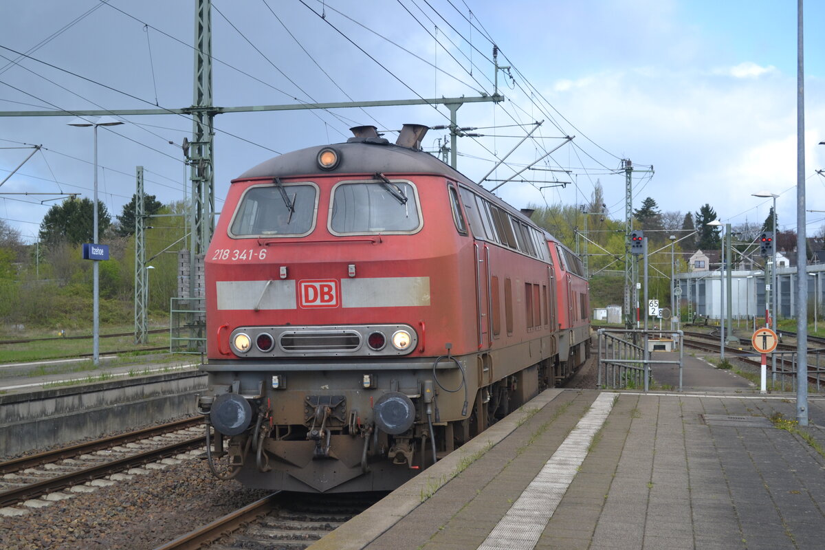 Am 22.04.2017 fuhren 218 341-6 und eine weitere 218 in den Bahnhof Itzehoe ein, um einen IC nach Westerland (Sylt) zu ziehen.
Ort: Itzehoe, 22.04.2017