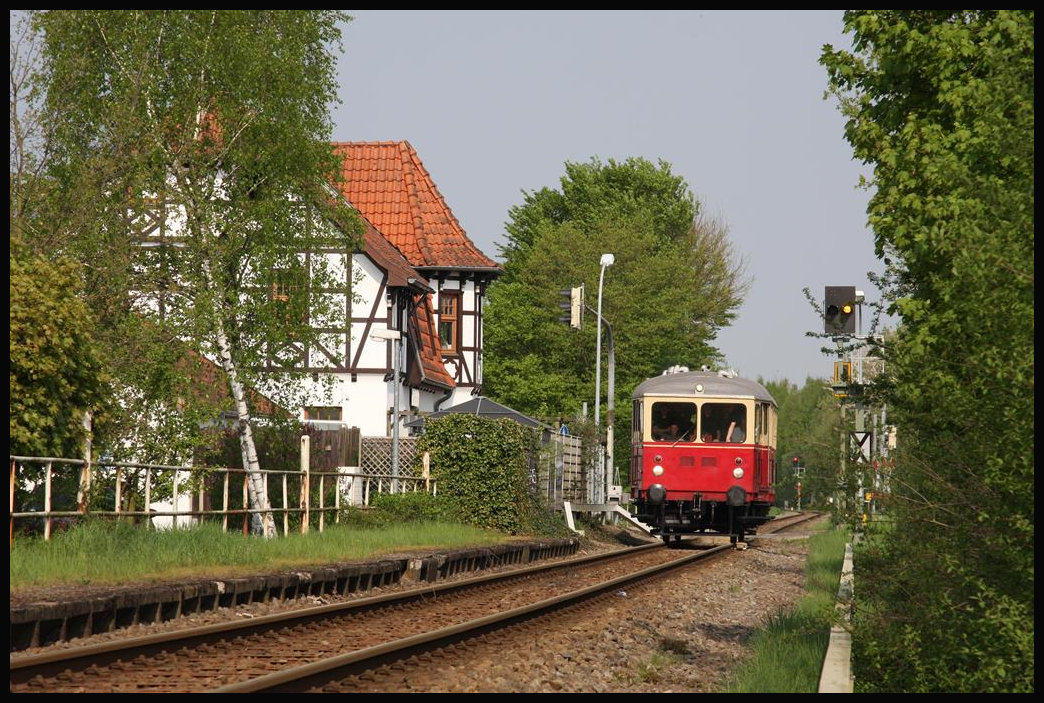Am 22.04.2018 fuhr Eisenbahn Tradition mit dem VT 03 der Teutoburger Wald Eisenbahn einen Sonderzug zum Stahlwerk in Georgsmarienhütte. Die Aufnahme zeigt die Durchfahrt des Triebwagens am ehemaligen Bahnhof Wulfskotten in Hasbergen.