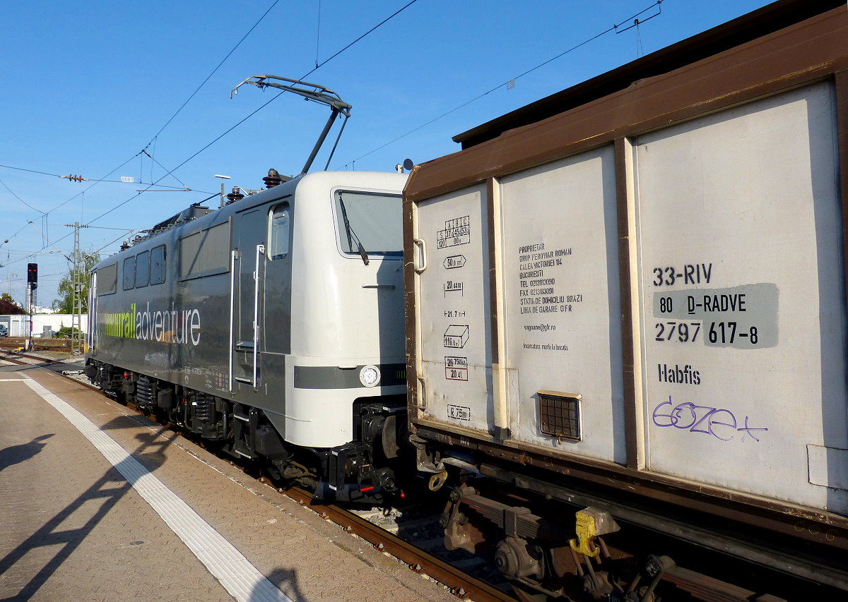 Am 22.04.2018 stand der Railadventure-Zug direkt am Bahnsteig in Nürnberg Hbf mit einer Überführung eines S-Bahn 423er. Hier mal ein Blick für die Beschriftung des Güterwagens hinter der 111 215