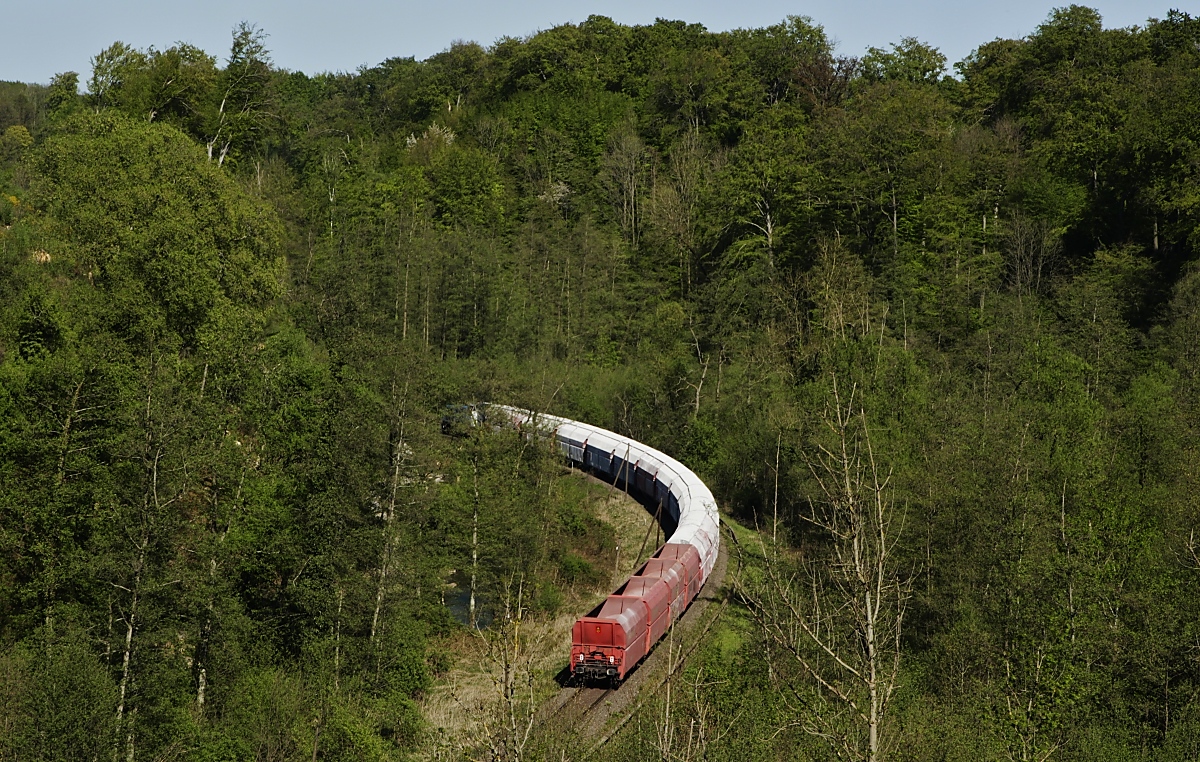 Am 22.04.2020 fährt Lok 7 der Railflex mit einem Leerzug in Richtung Kalkwerke Rohdenhaus. Diese Fotostelle oberhalb der Auermühle ist die einzige mir bekannte, die Aufnahmen  von oben  auf die Angertalbahn ermöglicht. Da die Sonne (spät)nachmittags für Zugaufnahmen am besten steht, wartete ich ca. ab 15:00 Uhr auf einen Zug aus Rohdenhaus. Aber erst nach etwa zwei Stunden Wartezeit kam ein Zug - und dann noch aus der falschen Richtung.