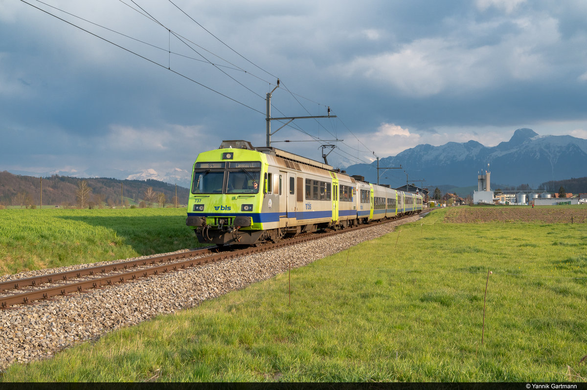 Am 22.04.2021 ist BLS RBDe 565 737 unterwegs als S4 15471 von Thun nach Langnau i.E. und konnte hier kurz nach Thurnen aufgenommen werden.