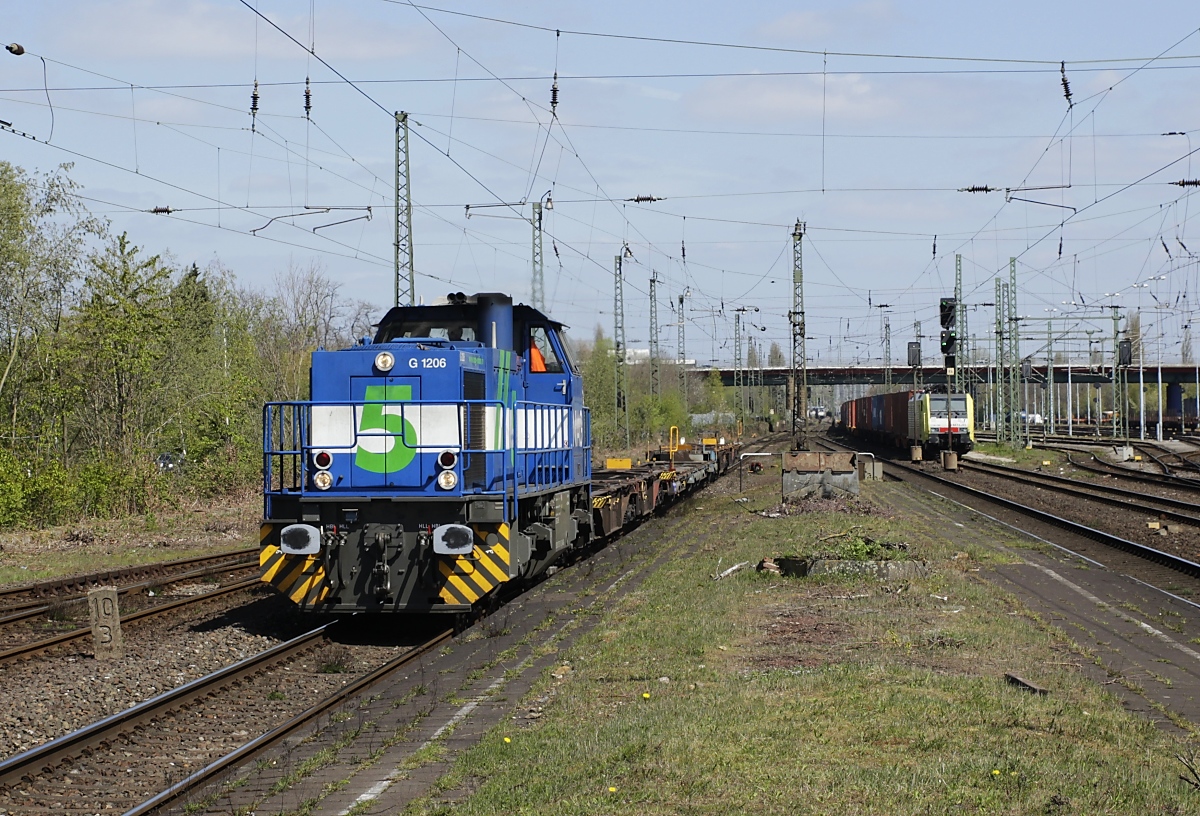 Am 22.04.2021 durchfährt Lok 5 der NIAG Duisburg-Rheinhausen