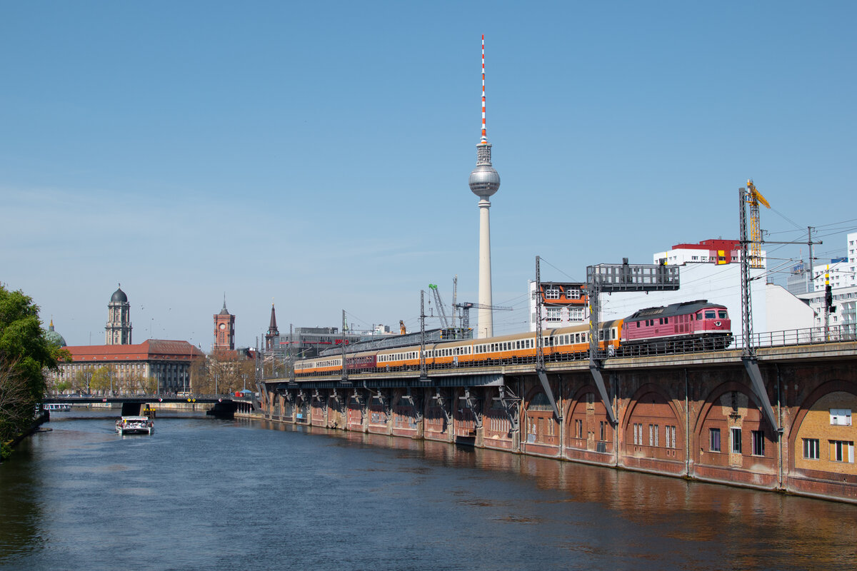 Am 22.04.2023 befuhr die 232 690 mit dem fast einheitlichen Städteexpress die Janowitzbrücke in Richtung Berlin Lichtenberg. Im Hintergrund sieht man die typischen Stadtsehenswürdigkeiten, wie der Fernsehturm oder das rote Rathaus in Mitte.