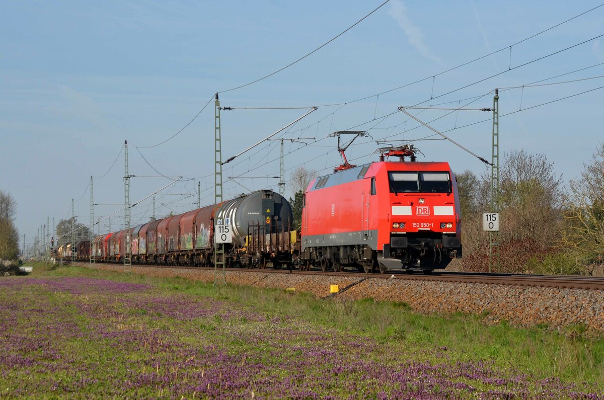 Am 22.04.23 schleppte 152 050 einen gemischten Güterzug durch Gräfenhainichen Richtung Wittenberg.