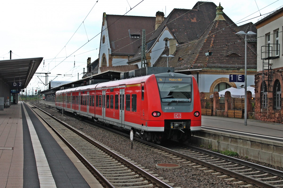 Am 22.05.2013 stand 425 257-3 beim Zwischenhalt in Worms auf Gleis 1 des gleichnamigen Bahnhofes.