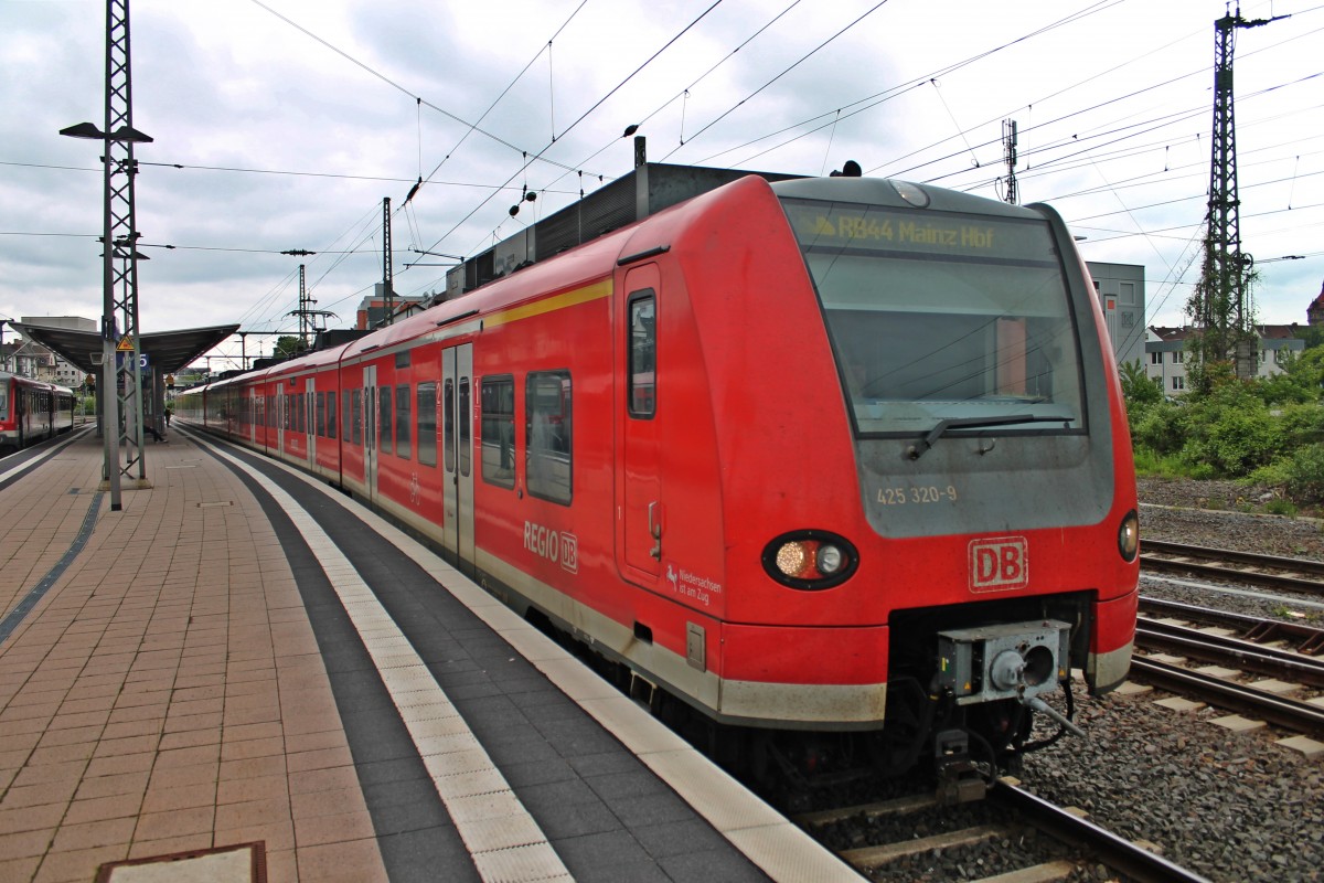 Am 22.05.2013 stand der Bremer 425 320-9  Niedersachsen am Zug  als RB 44 von Mannheim Hbf nach Mainz Hbf im Wormser Bahnhof und wartet auf die Abfahrt.