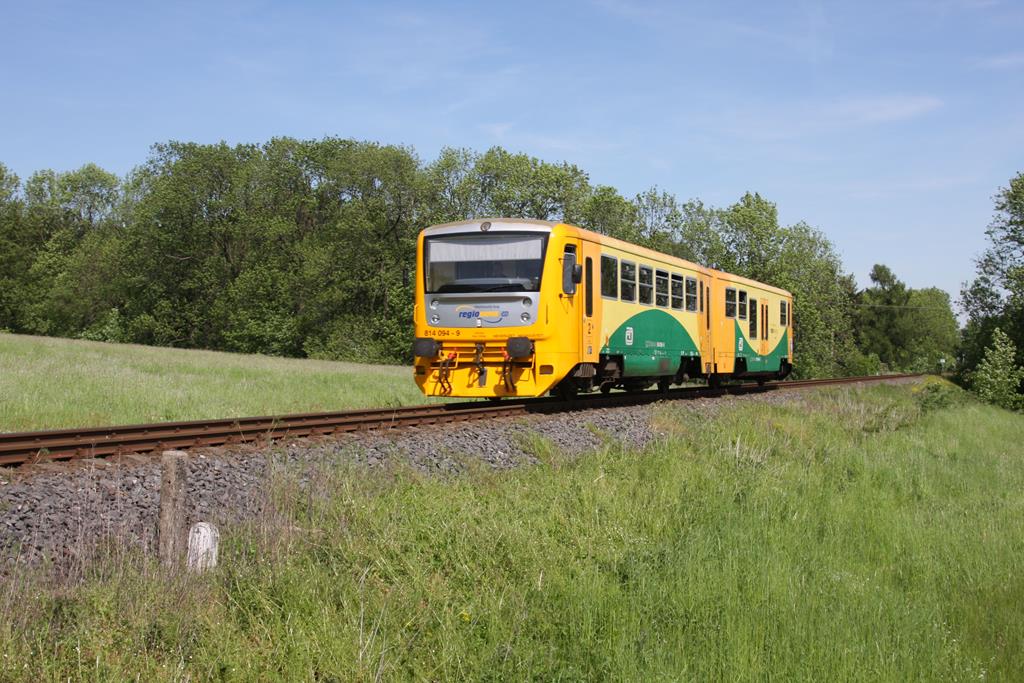 Am 22.05.2016 kam mir um 10.38 Uhr Regionova Triebwagen 814094 kurz vor Erreichen des Bahnhof Tremesna vor die Kamera.