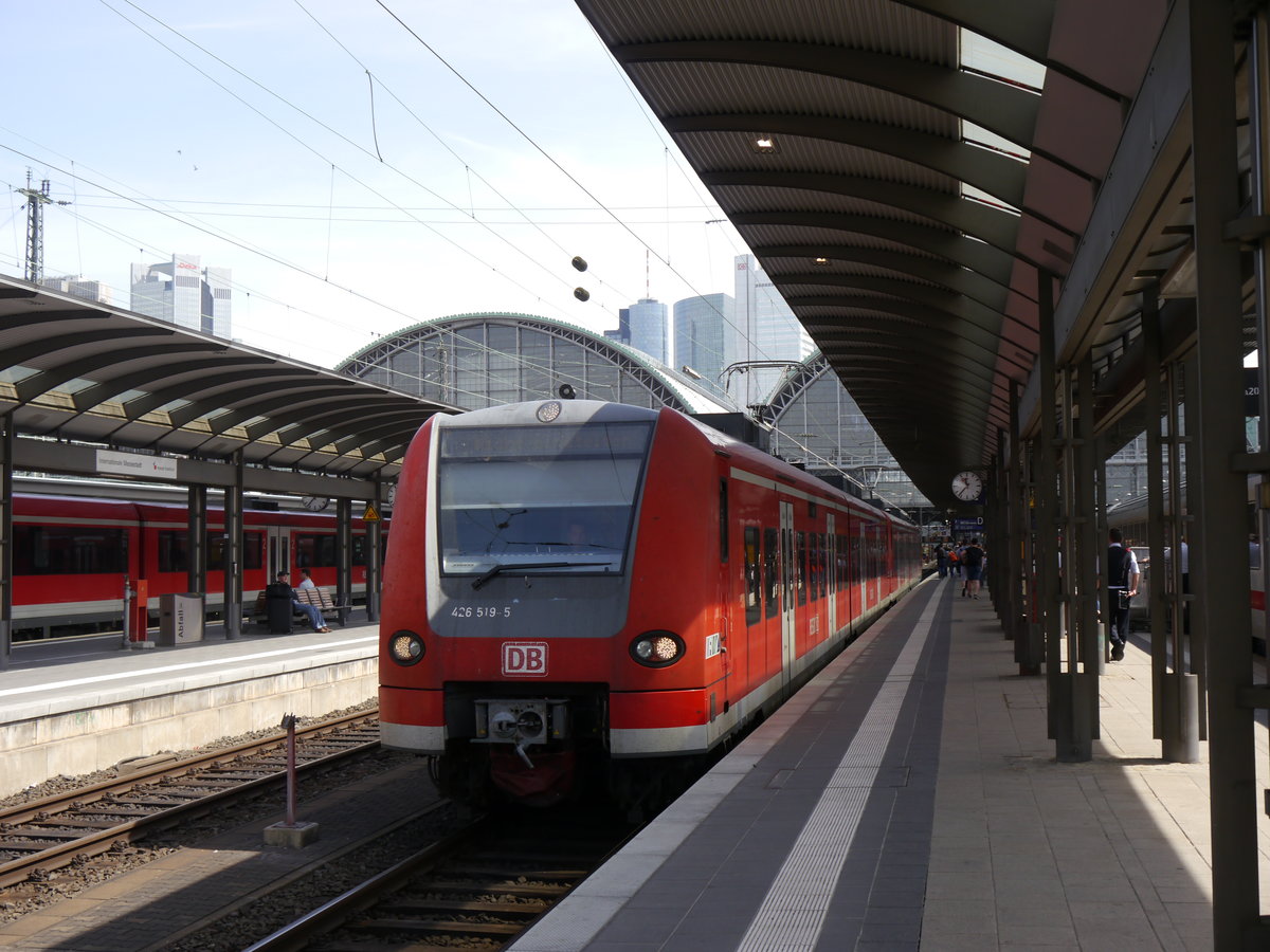 Am 22.05.2016 rangiert 426 019 und 426 016 (die einzigsten 426, welche bis Mitte 2016 in Frankfurt zuhause waren) in Frankfurt (Main) Hbf auf das Abstellgleis.