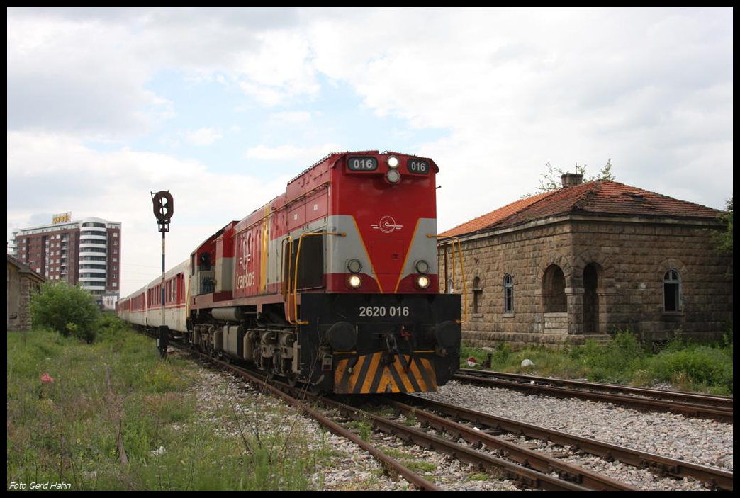 Am 22.05.2017 fährt 2620-016 mit dem B 891 aus Pristina um 9.53 Uhr in den Endbahnhof Peje ein.