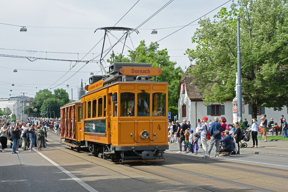 Am 22.05.2022 fand die Tramparade der BVB zum Anlass  175 Jahre Schweizer Eisenbahnen  statt. Die Parade führte über die Wettsteinbrücke. Hier fährt der Be 2/3 Nr. 4 mit Baujahr 1902 zusammen mit dem B2 41 mit Baujahr 1616 Richtung Wettsteinplatz.