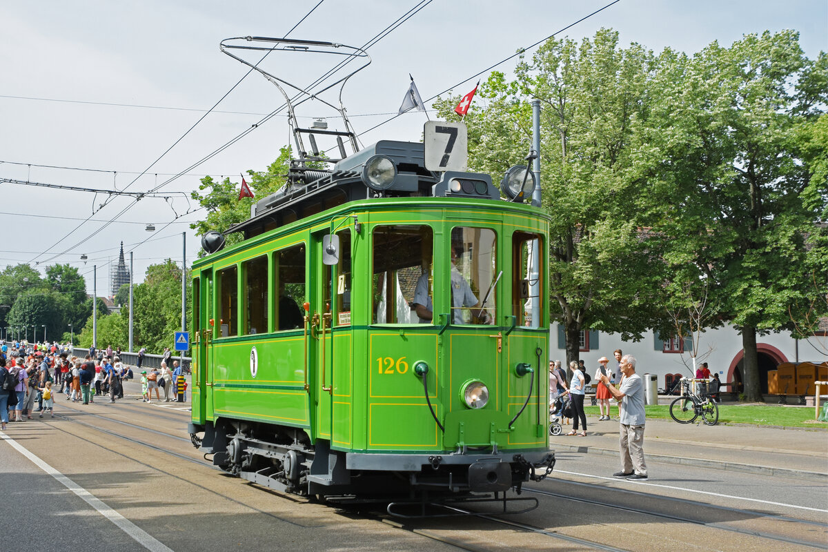 Am 22.05.2022 fand die Tramparade der BVB zum Anlass  175 Jahre Schweizer Eisenbahnen  statt. Die Parade führte über die Wettsteinbrücke. Hier fährt der Be 2/2 126 mit Baujahr 1908 Richtung Wettsteinplatz.