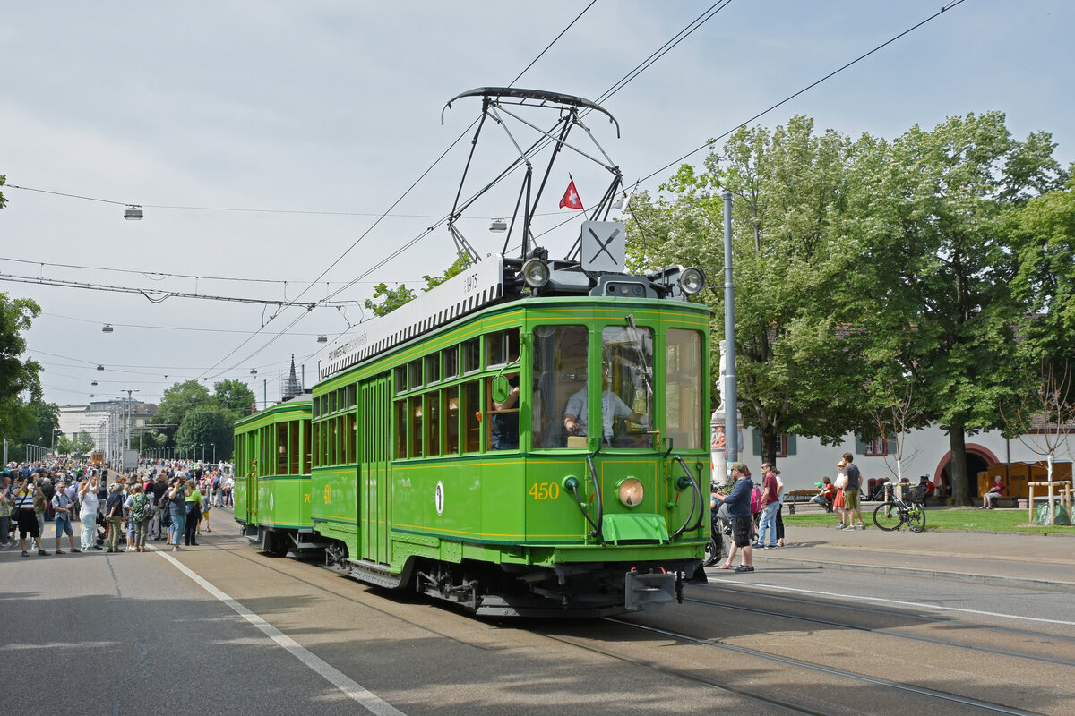 Am 22.05.2022 fand die Tramparade der BVB zum Anlass  175 Jahre Schweizer Eisenbahnen  statt. Die Parade führte über die Wettsteinbrücke. Hier fährt der Ce 4/4 450  Dante Schuggi  mit Baujahr 1914 zusammen mit dem B3 702 mit Baujahr 1931 Richtung Wettsteinplatz.
