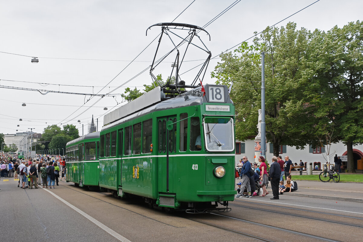 Am 22.05.2022 fand die Tramparade der BVB zum Anlass  175 Jahre Schweizer Eisenbahnen  statt. Die Parade führte über die Wettsteinbrücke. Hier fährt der Be 4/4 413 mit Baujahr 1948 zusammen mit dem B4 1408 mit Baujahr 1948 Richtung Wettsteinplatz.