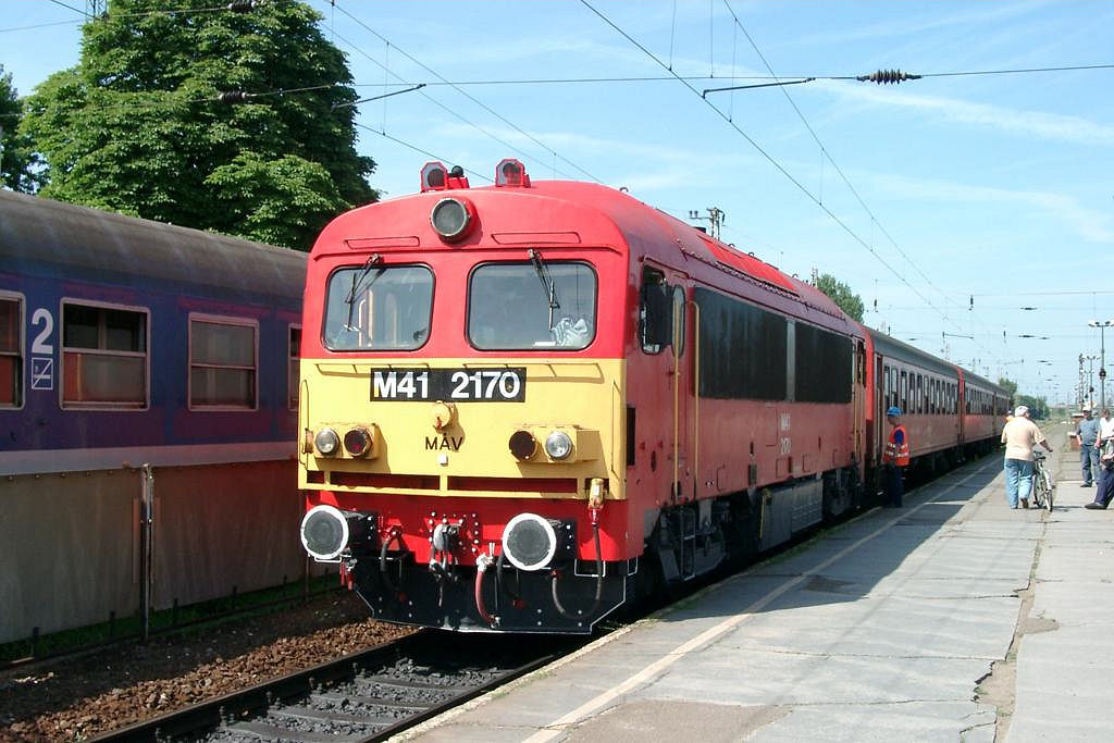Am 22.06.2004 startete ich mit einer IPA Reisegruppe
im Bahnhof Füszesabony nach Hortobagy in die ungarische
Puszta. Zuglok war die hier abgebildete M 412170.