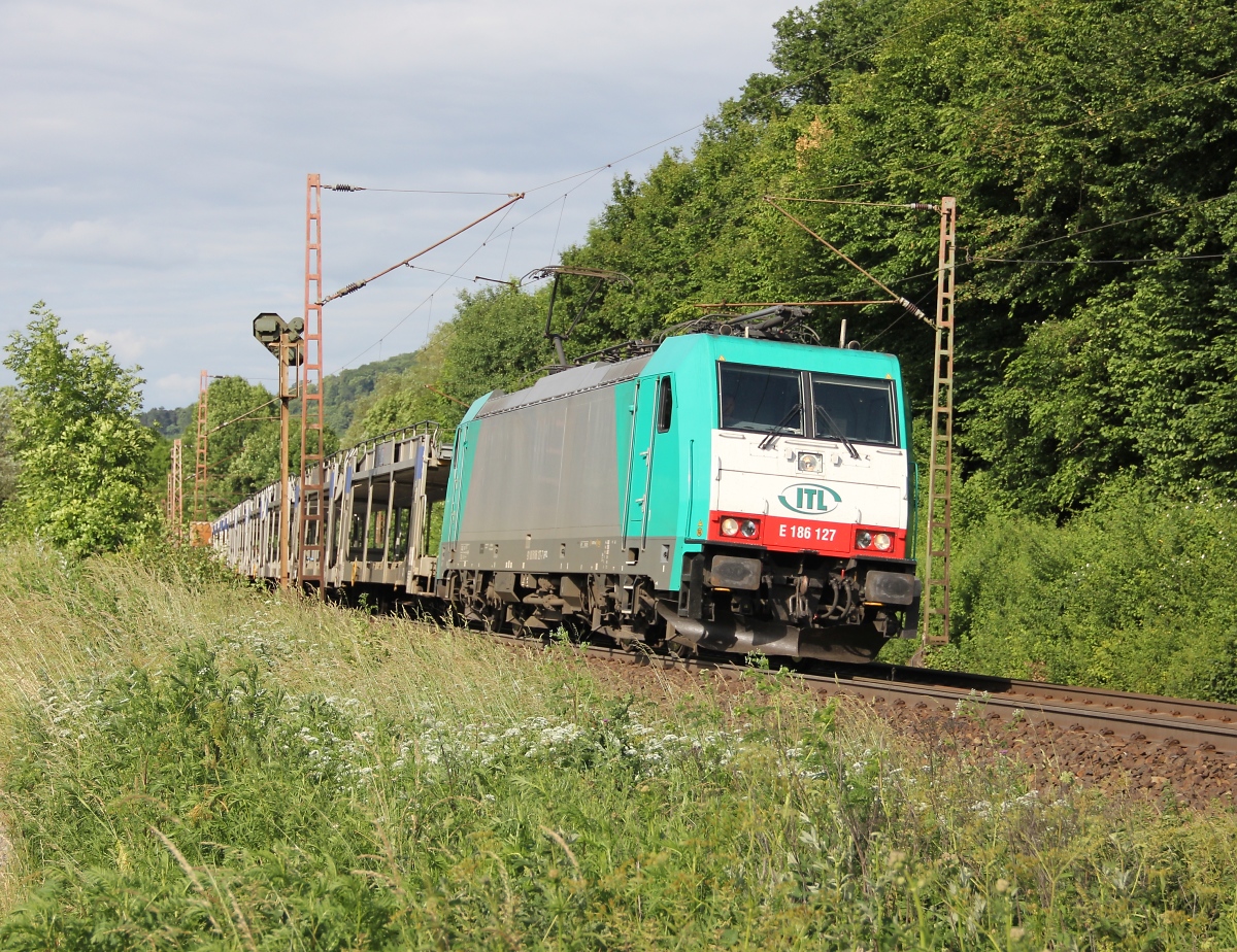 Am 22.06.2013 war wieder nur eine ITL-Lok vor dem BLG Zug in Richtung S�d/Ost. 186 127 mit BLG-Leerzug aus Norden kommend zwischen Friedland(HAN) und Eichenberg.