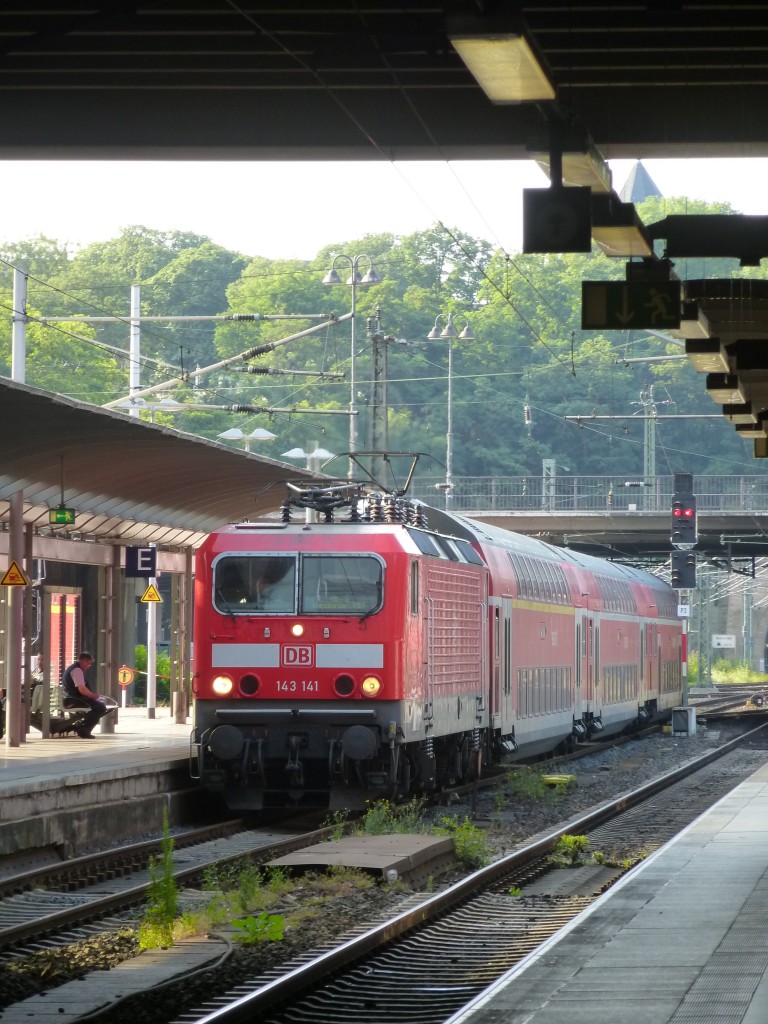 Am 22.06.2014 verlässt 143 141 den Mainzer Hbf mit einem Regionalexpress.