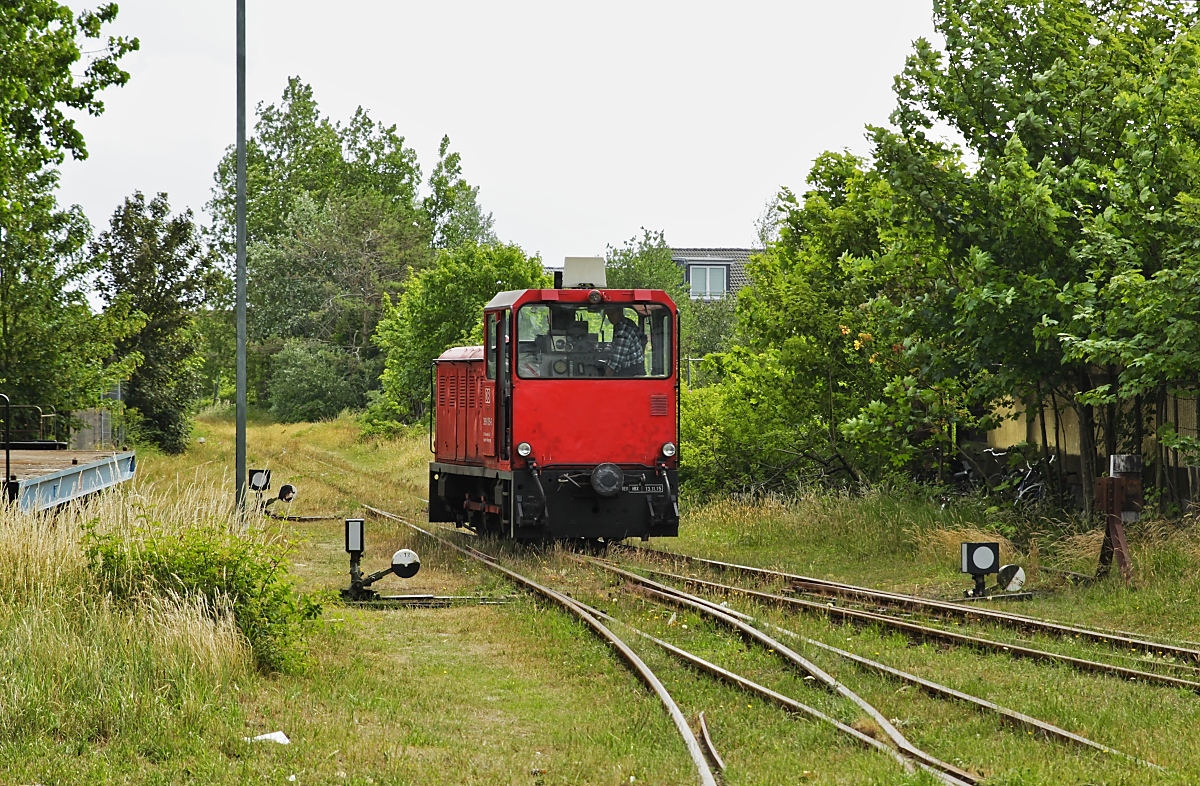 Am 22.06.2018 rangiert 399 105-6 im Ortsbahnhof. Zum Umsetzen nutzt sie das  Rasengleis  der früher bis zum Ostanleger führenden Strecke.